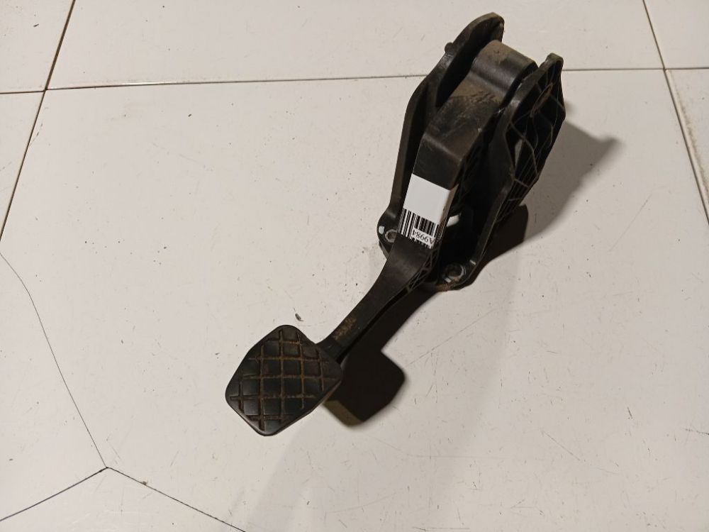 1T1721059BA Volkswagen Caddy 2005 Pedał sprzęgła