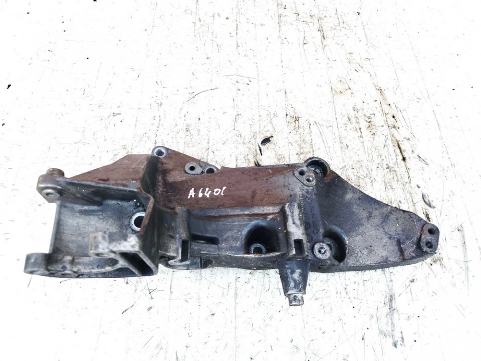 8200115762 Volvo V40 2001 Engine Mount Bracket and Gearbox Mount Bracket