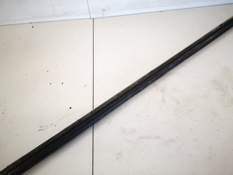 Volvo V50 2006 Listón embellecedor de la ventana de la puerta trasera - TRASERO DERECHO