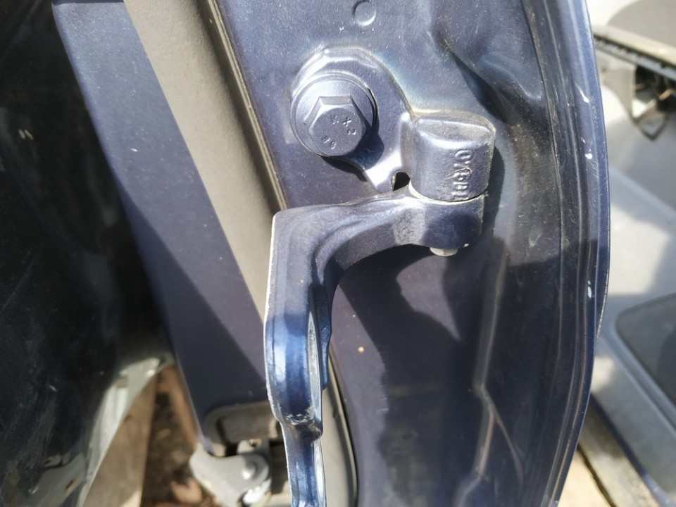 Ford Focus 2005 Aizmugurējo durvju eņģe - AIZMUGURE