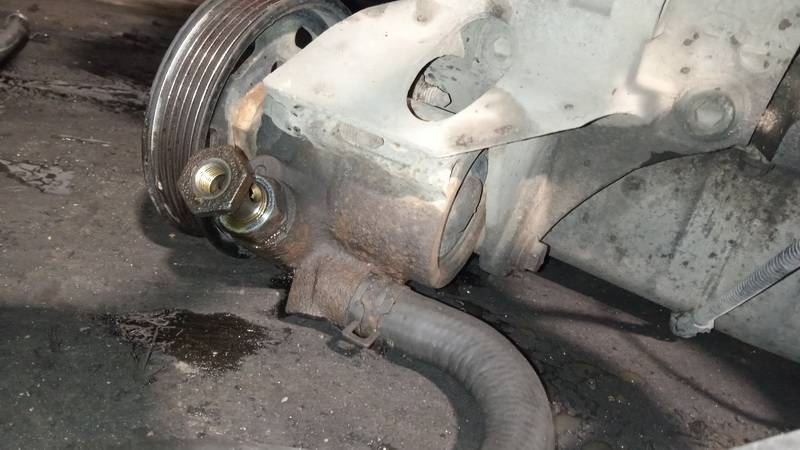 Volkswagen Golf 1998 Pump assembly - Power steering pump - Thumbnail 3