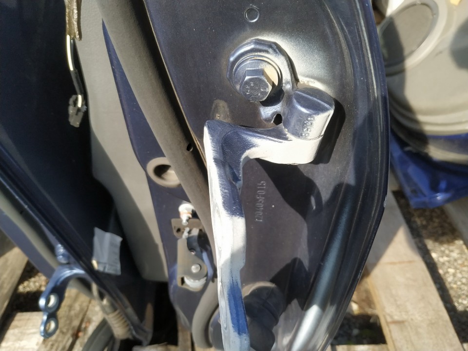 Ford Focus 2005 Priekšējo durvju eņģe - PRIEKŠ