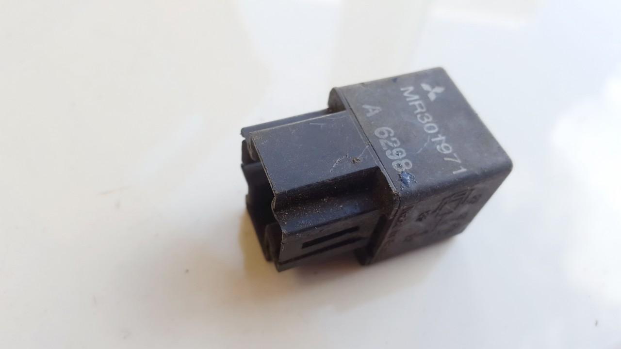 MR301971 Mitsubishi Pajero 2006 RELÉ PARA AUTOMÓVIL