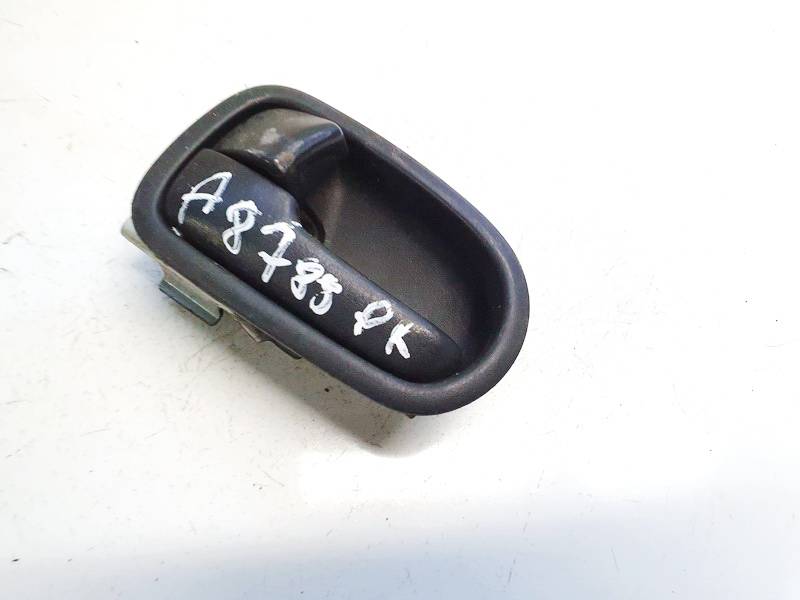 KS21 Mazda 626 1998 Wewnętrzna klamka drzwi - PRZEDNIE LEWE