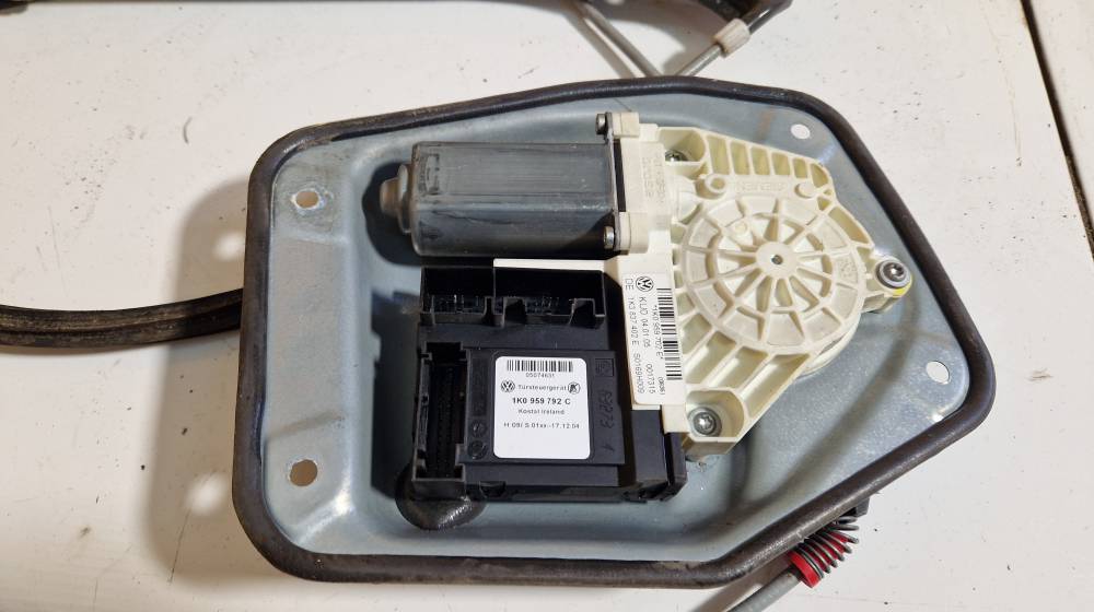 1K3837402E Volkswagen Golf 2005 Моторчик стеклоподъемника - передний правый