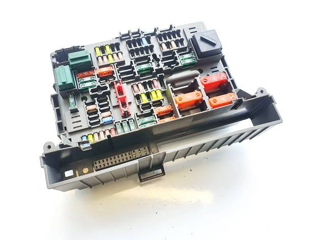 10688710 BMW X1 2012 Fuse box