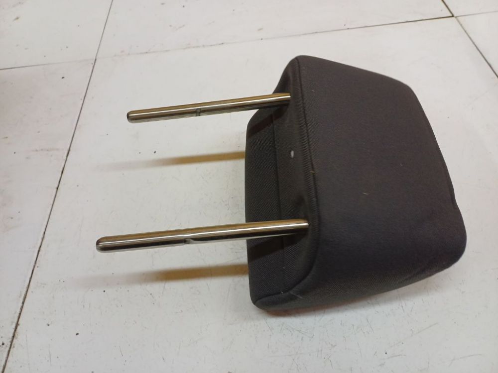 Volkswagen Golf 2005 Seat headrest - Thumbnail 3