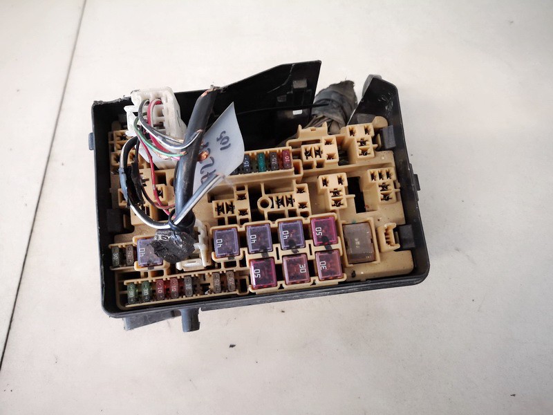 used used Fuse box Toyota Avensis Verso 2001 2.0L 18EUR EIS01420356