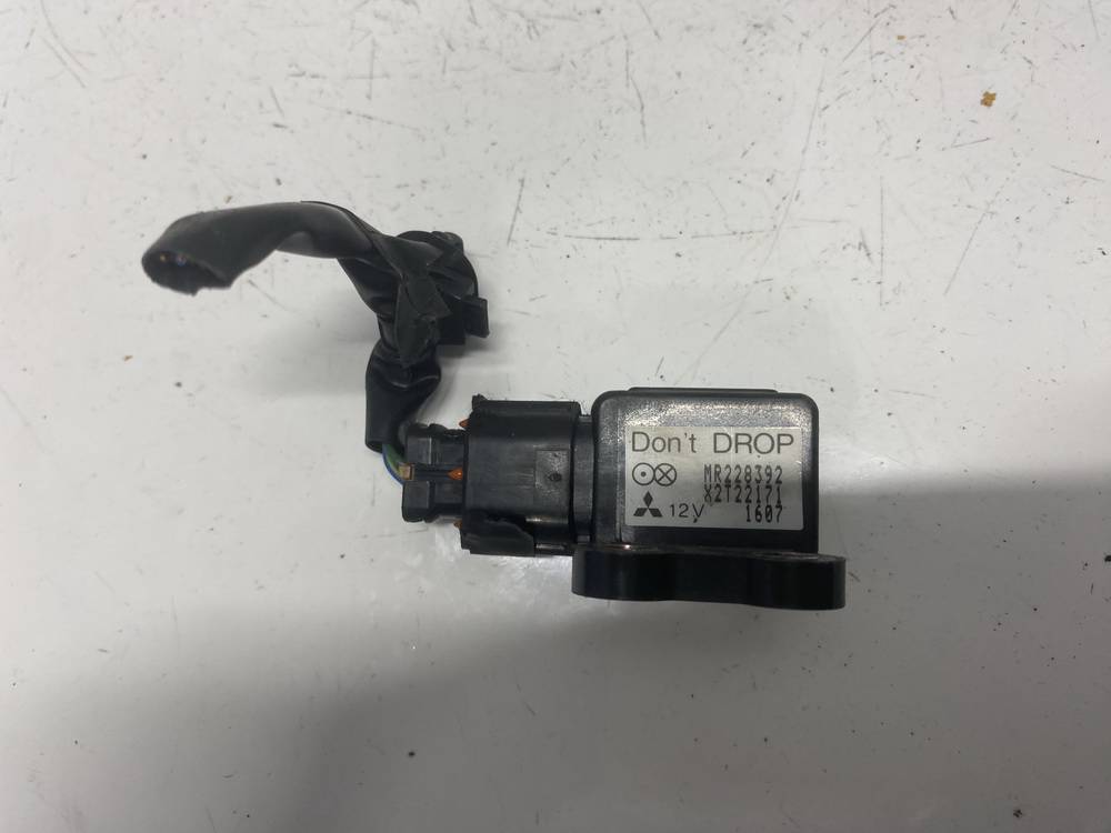 MR228392 Mitsubishi Pajero 2002 Czujnik poduszki powietrznej SRS