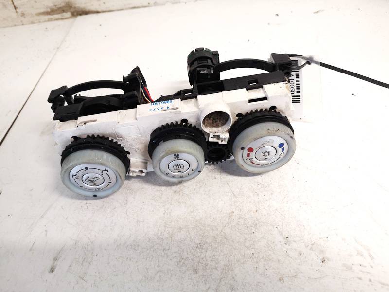 69667301 Mitsubishi Colt 2005 Klimata vadības panelis (sildītāja vadības slēdži)