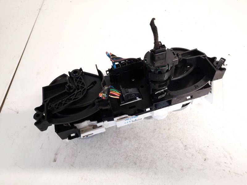 69667301 Mitsubishi Colt 2005 Klimata vadības panelis (sildītāja vadības slēdži) - Thumbnail 3