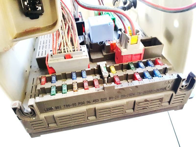 9637466180 Citroen C5 2001 Fuse box - Thumbnail 3