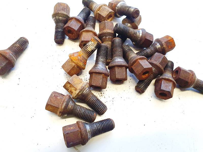 Opel Astra 2000 Zestaw śrub kół