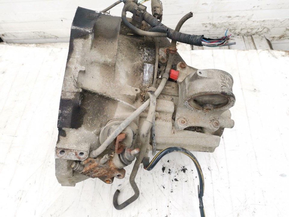 YD1 Nissan Almera Tino 2001 Gearbox