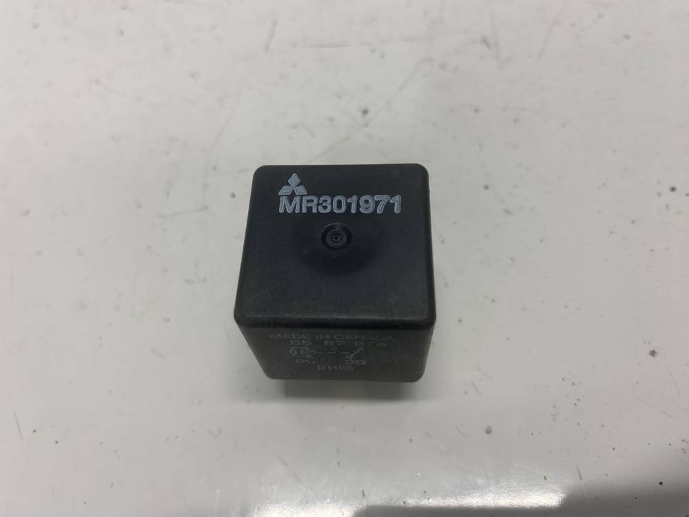 MR301971 Mitsubishi Pajero 2002 Relay module - Thumbnail 2