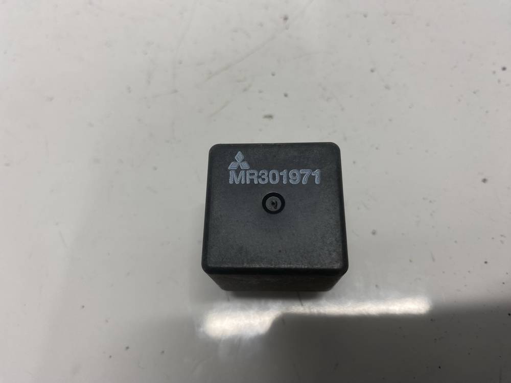 MR301971 Mitsubishi Pajero 2002 Relay module - Thumbnail 3