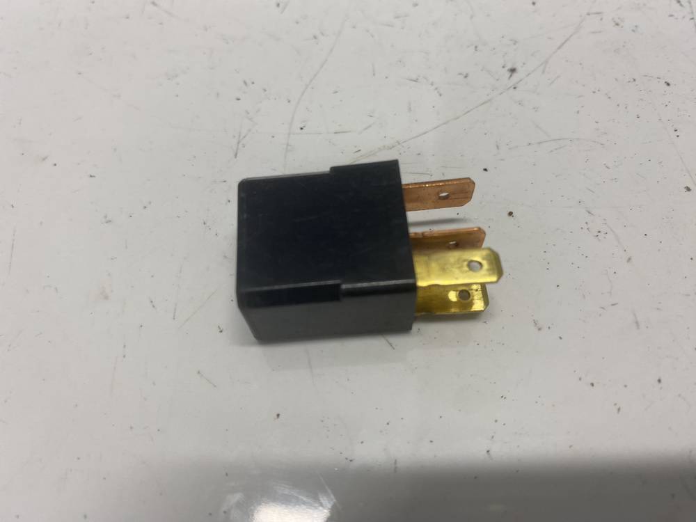 MR588567 Mitsubishi Pajero 2002 Relay module