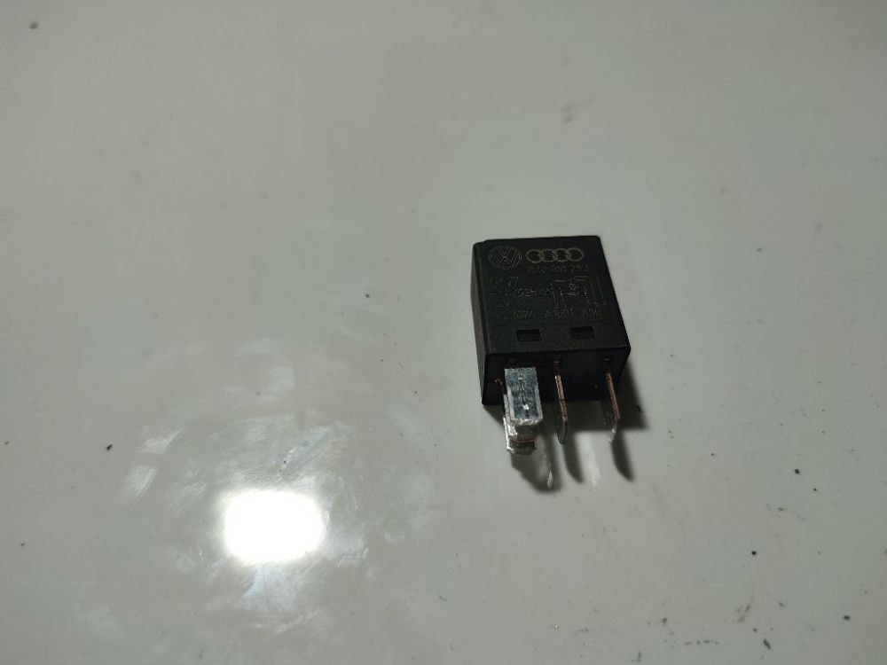 8Z0951253 Skoda Octavia 2008 Relay module