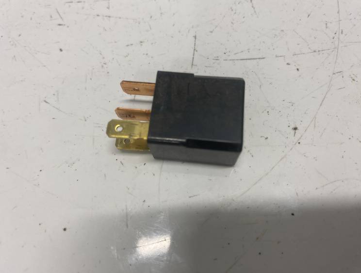 MR588567 Mitsubishi Pajero 2002 Relay module