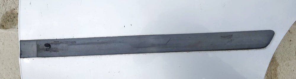 Opel Astra 2000 Listón embellecedor de la puerta delantera (moldura) - TRASERO IZQUIERDO