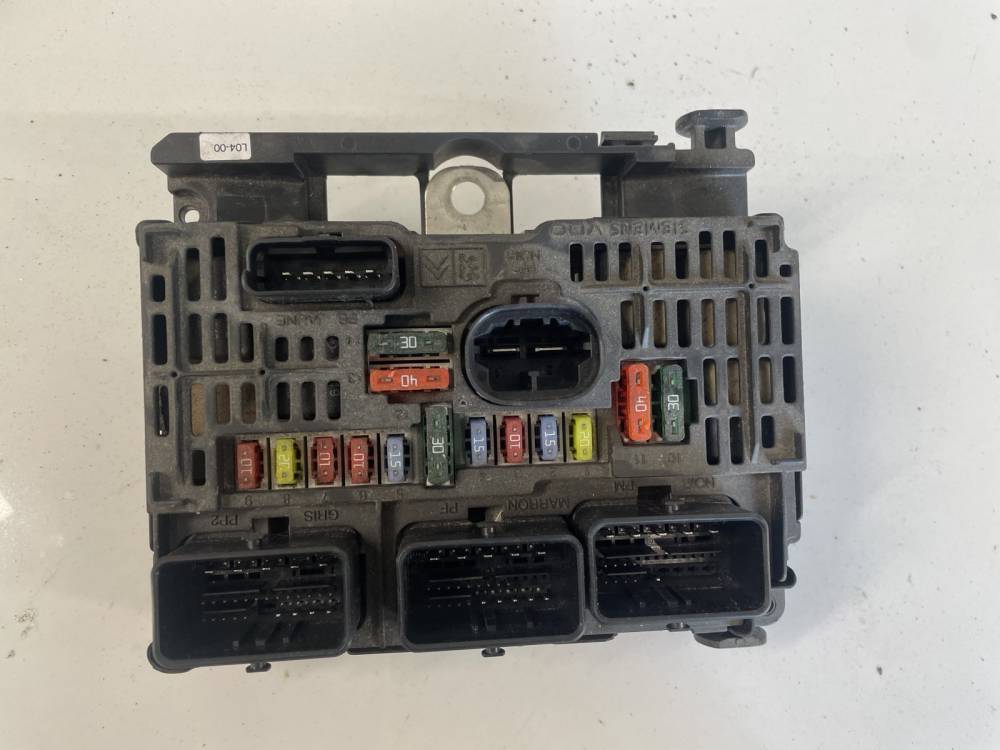 S118983004Q Citroen C4 2005 Fuse box