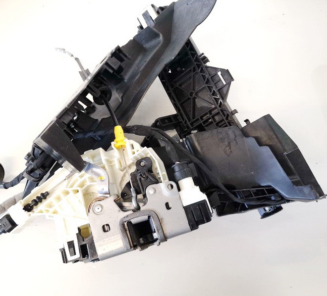 A204720435 Mercedes-Benz C-CLASS 2008 Serrure de porte avant droite