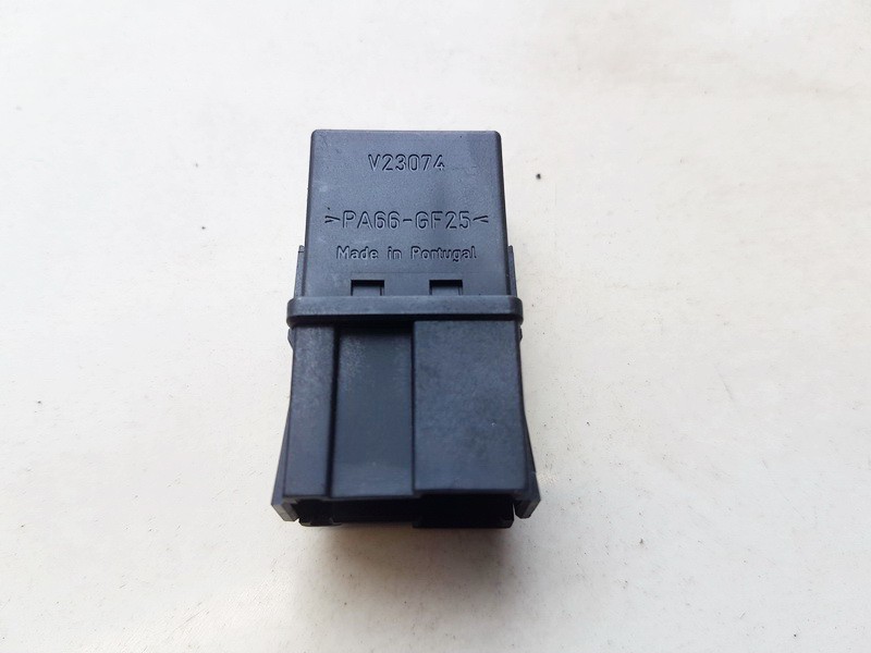 MB95338211 Mitsubishi Space Star 2000 Przekaźnik