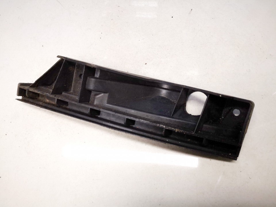 1T0807890A Volkswagen Touran 2003 Puskurin kiinnike - EDESSÄ OIKEALLA