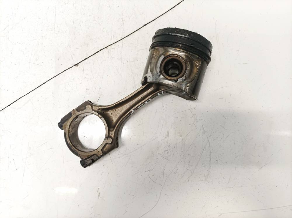 Toyota Avensis 2005 Tłok z korbowodem