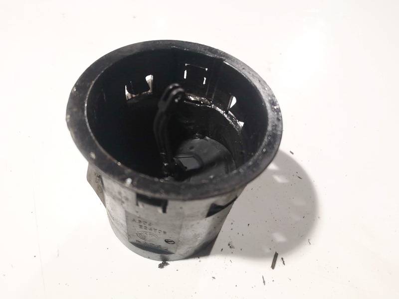 A504224706 Iveco Daily 2004 Rejilla Aireadora - 
Moldura protectora de la rejilla de ventilación lateral del panel