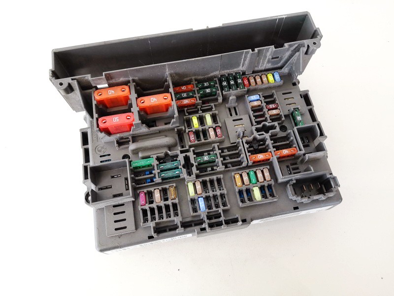 911944605 BMW 3-Series 2007 Fuse box