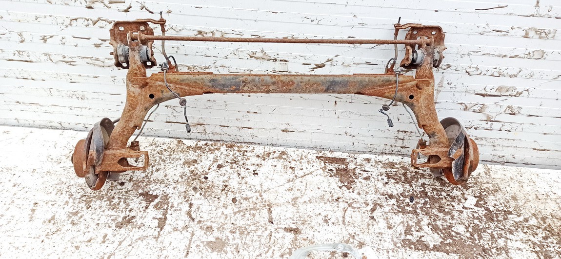 Audi A4 1996 Pont Axial Arrière Avec Moyeux Supports Broche