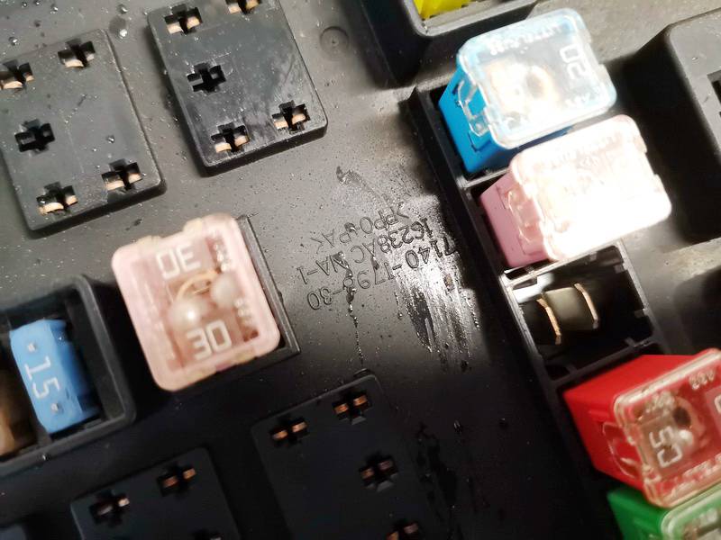 16238AC Dodge Magnum 2005 Boîte à fusibles - Thumbnail 4