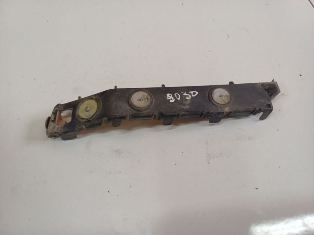 Opel Astra 2004 Puskurin kiinnike - EDESSÄ