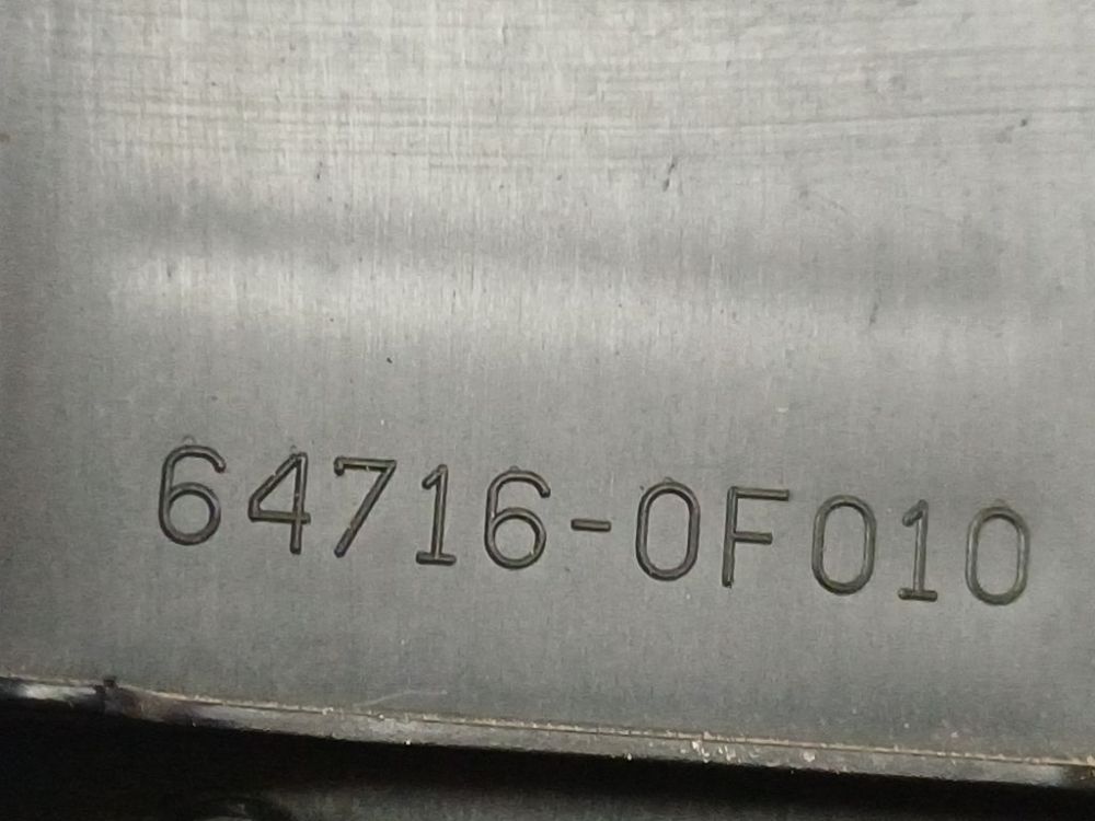 647160F010 Toyota Corolla Verso 2005 Bagāžnieka iekšējā apdare pie slēdzenes - Thumbnail 5