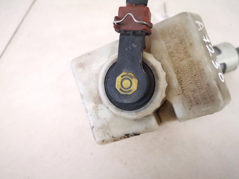 9200439 Volvo V70 1999 Brake Master Cylinder Reservoir