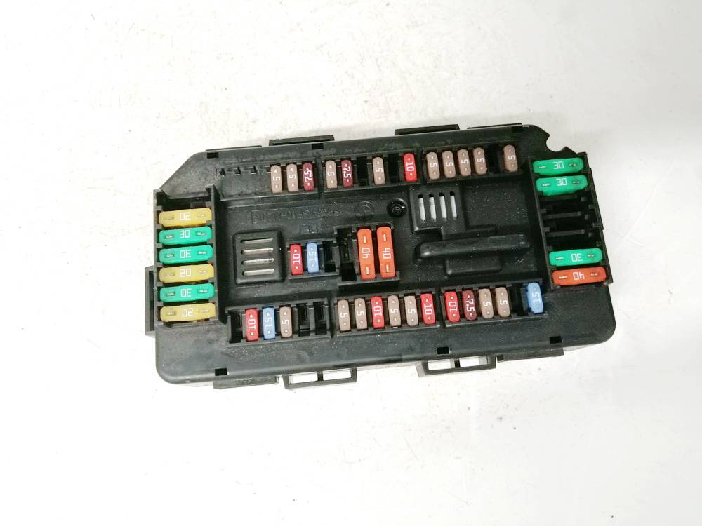 933787902 BMW 3-Series 2014 Saugikliu deze