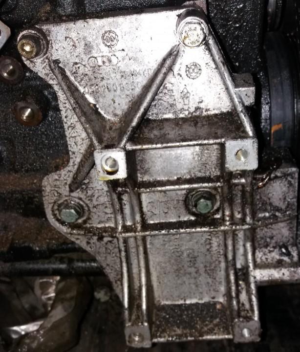058260885C Audi A4 2000 Variklio kronsteinas ir Greiciu dezes kronsteinas