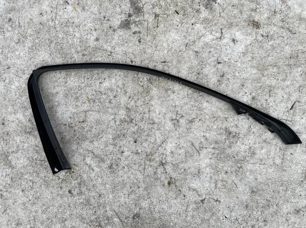 A2047250271 Mercedes-Benz C-CLASS 2013 Glass Trim Molding-weatherstripping - FRONT RIGHT