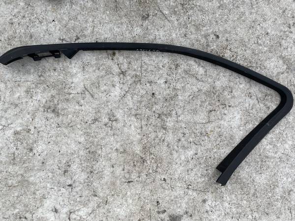 A2047250271 Mercedes-Benz C-CLASS 2013 Glass Trim Molding-weatherstripping - FRONT RIGHT - Thumbnail 2