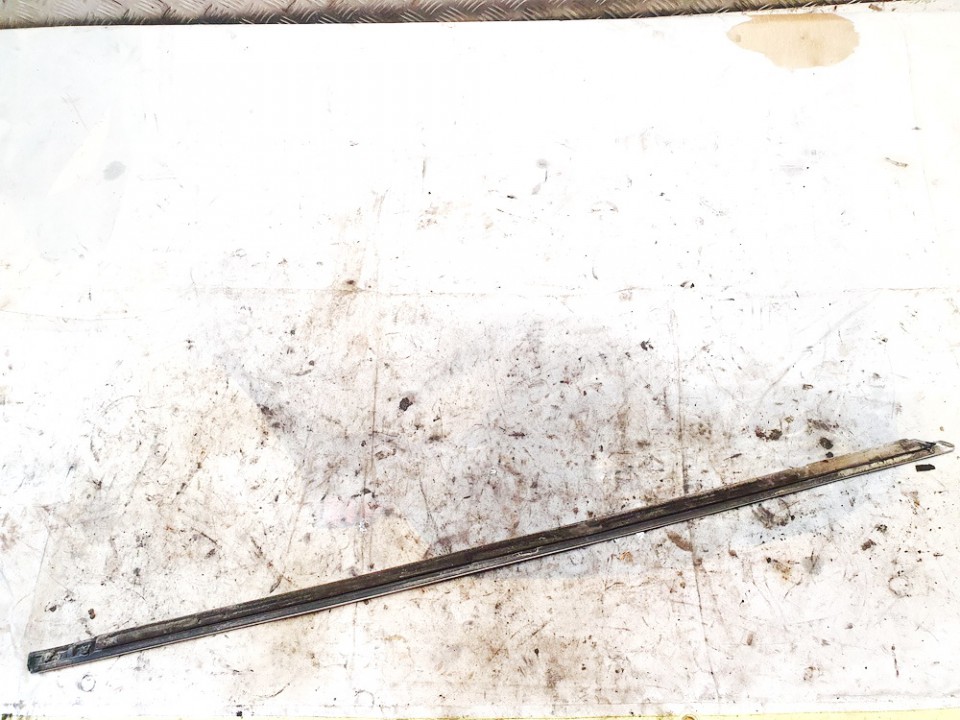 Skoda Superb 2008 Listón embellecedor de la ventana de la puerta delantera - DELANTERO IZQUIERDO - Thumbnail 3