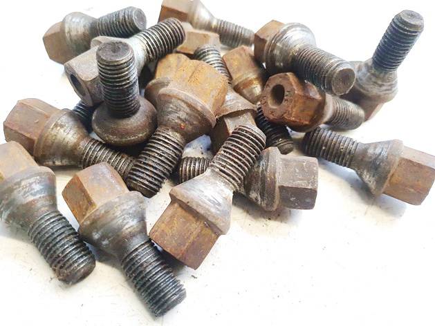 Opel Vectra 2002 Zestaw śrub kół