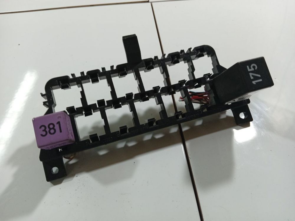 8D0937503E Volkswagen Passat 1999 Fuse box