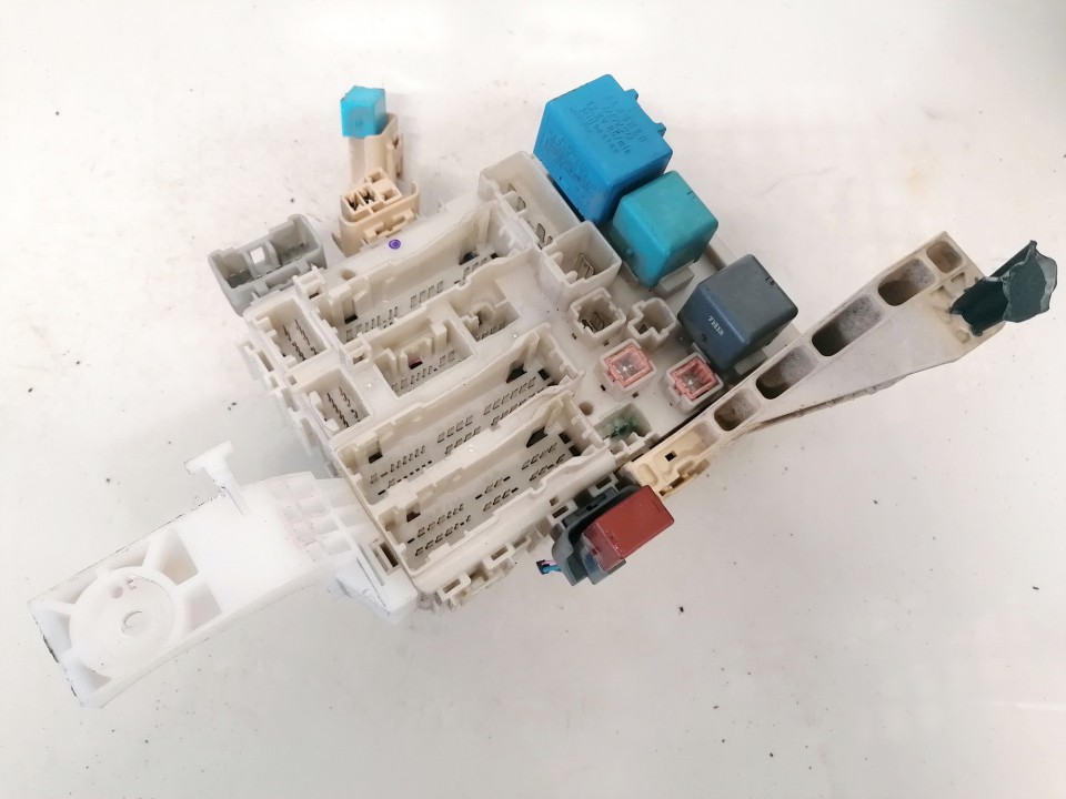8273052700 Toyota Yaris 2006 Fuse box