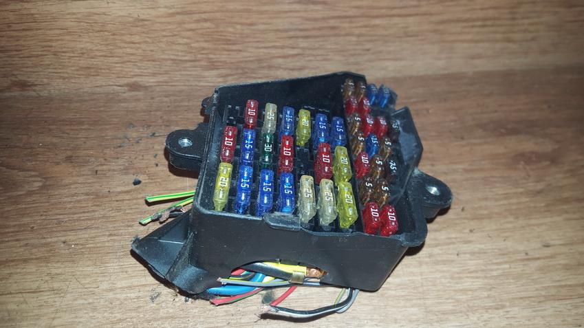 8D2941824 Audi A4 2003 Fuse box