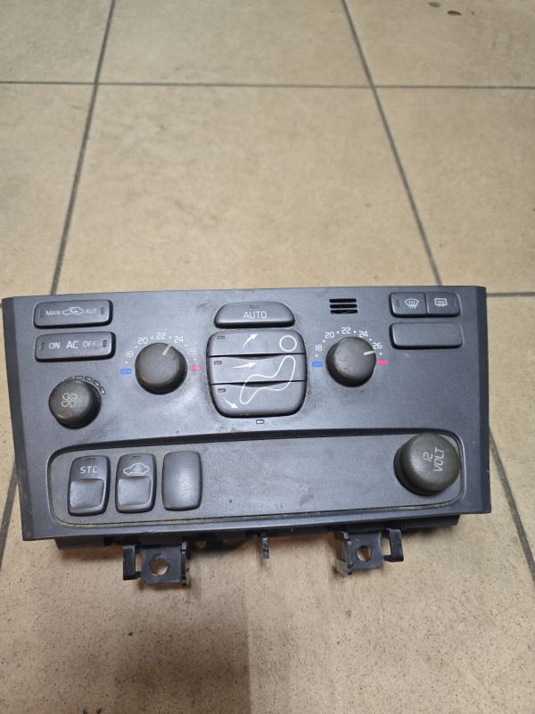 7923 Volvo V70 2001 Блок управления климатической установкой