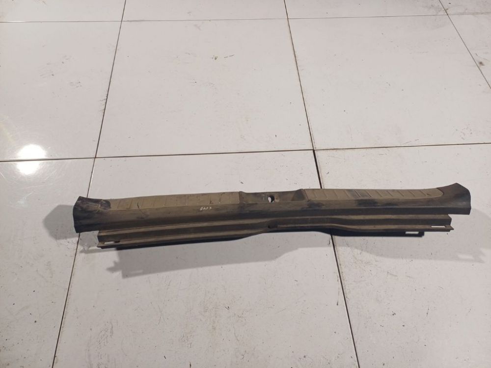 5838705098 Toyota Avensis 2004 Wykończenie wnętrza bagażnika w pobliżu zamka