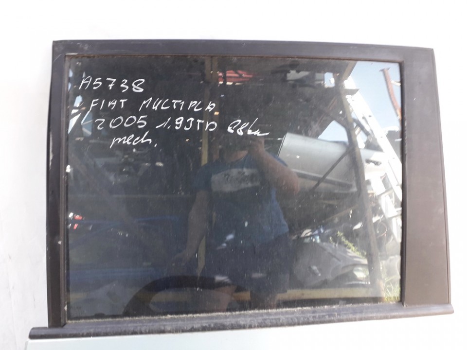 Fiat Multipla 2005 Durvju stikls - AIZMUGURE PA KREISI