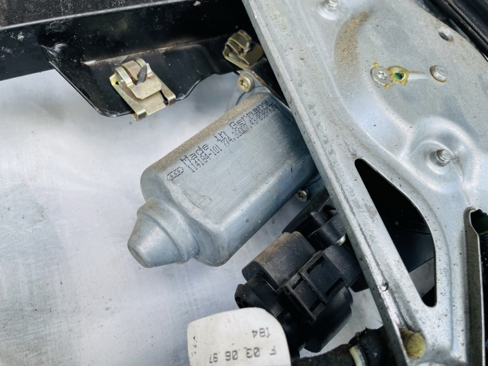 114184101 Audi A4 1997 Моторчик стеклоподъемника - передний правый