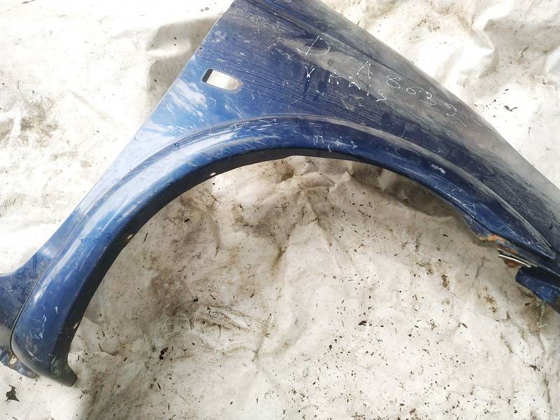 Toyota Yaris Verso 2000 Lokasuojan levennys - EDESSÄ OIKEALLA